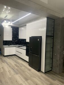 Миниатюра Кухня с черным мраморным фартуком 2