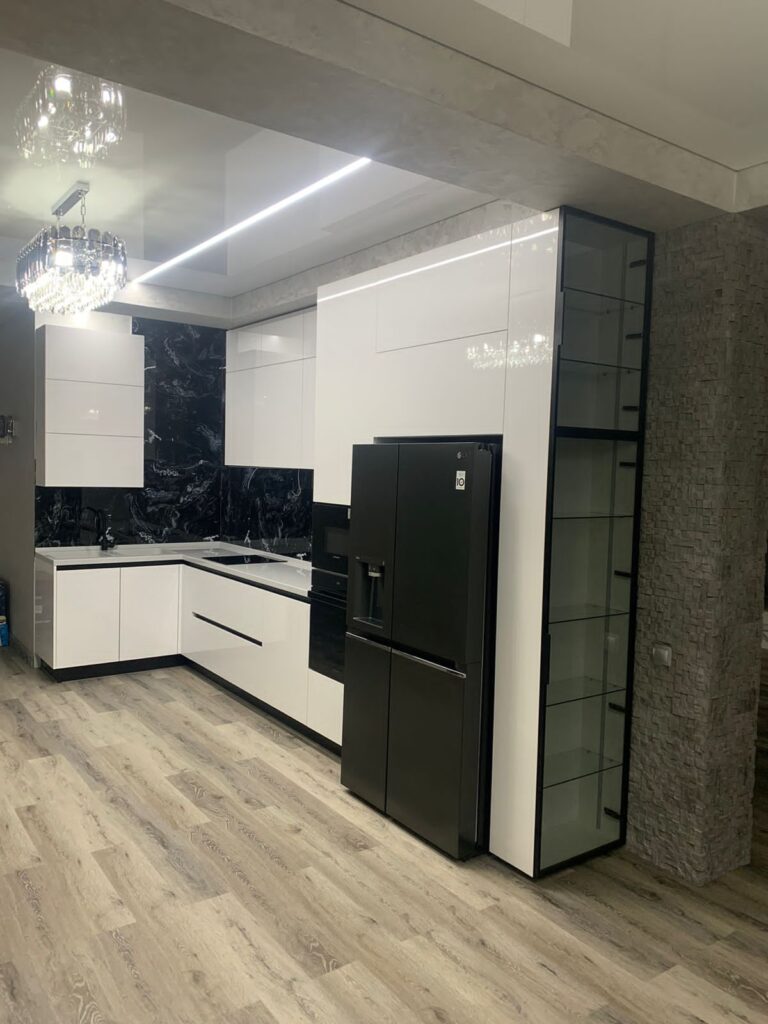 Миниатюра Кухня с черным мраморным фартуком 2