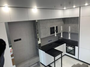 Миниатюра Кухня с бетонными фасадами и черной столешницей 4