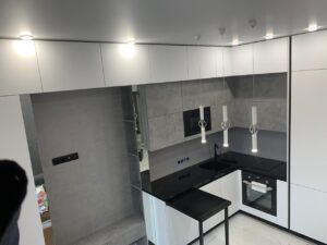Миниатюра Кухня с бетонными фасадами и черной столешницей 2
