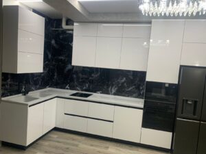 Миниатюра Кухня с черным мраморным фартуком 3