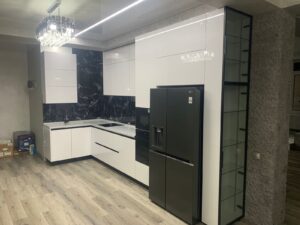 Миниатюра Кухня с черным мраморным фартуком 4