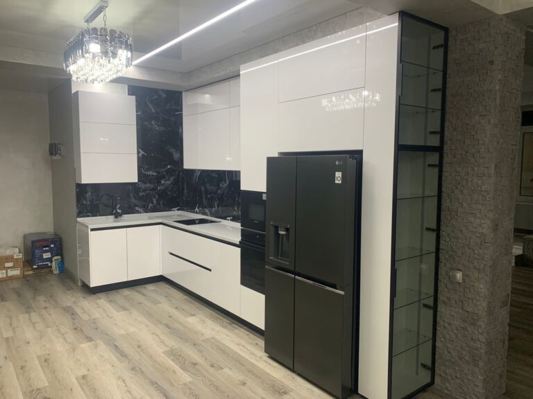 Миниатюра Кухня с черным мраморным фартуком 4