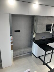 Миниатюра Кухня с бетонными фасадами и черной столешницей 5