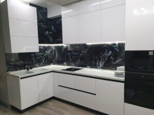 Миниатюра Кухня с черным мраморным фартуком 5