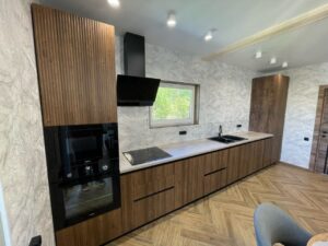 Миниатюра Кухня из дерева с керамогранитными вставками 2