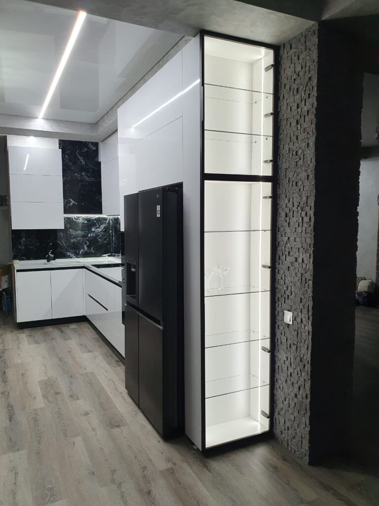 Миниатюра Кухня с черным мраморным фартуком 6