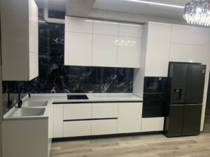 Миниатюра Кухня с черным мраморным фартуком 7