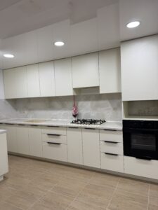 Миниатюра Кухня прямая современная светлая 3