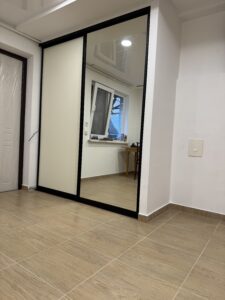 Миниатюра Шкаф-купе с зеркалом и матовой дверью 4