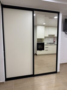 Миниатюра Шкаф-купе с зеркалом и матовой дверью 5