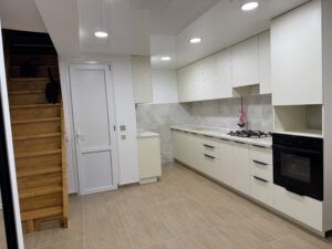 Миниатюра Кухня прямая современная светлая 13