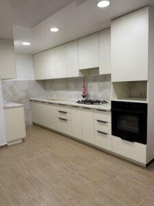Миниатюра Кухня прямая современная светлая 15