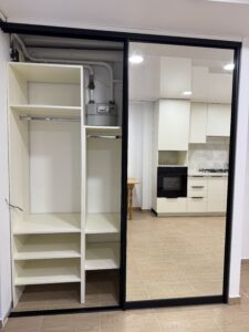 Миниатюра Шкаф-купе с зеркалом и матовой дверью 6