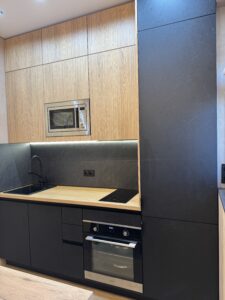 Миниатюра Кухня прямая компактная с древесными фасадами 2