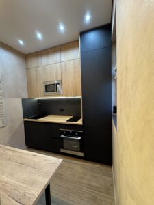 Миниатюра Кухня прямая компактная с древесными фасадами 3