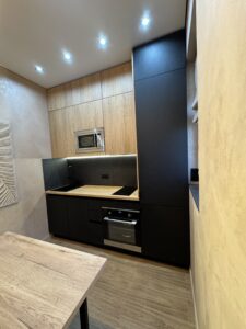Миниатюра Кухня прямая компактная с древесными фасадами 4