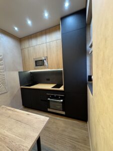 Миниатюра Кухня прямая компактная с древесными фасадами 5