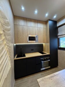 Миниатюра Кухня прямая компактная с древесными фасадами 9