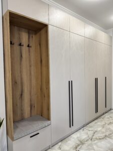 Миниатюра Шкаф встроенный в прихожую с нишей и мягким сиденьем 2