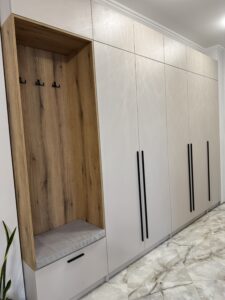 Миниатюра Шкаф встроенный в прихожую с нишей и мягким сиденьем 3