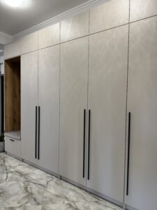 Миниатюра Шкаф встроенный в прихожую с нишей и мягким сиденьем 6