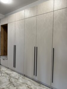 Миниатюра Шкаф встроенный в прихожую с нишей и мягким сиденьем 7