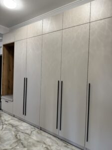 Миниатюра Шкаф встроенный в прихожую с нишей и мягким сиденьем 8