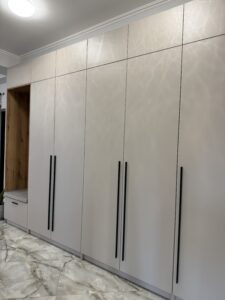 Миниатюра Шкаф встроенный в прихожую с нишей и мягким сиденьем 9