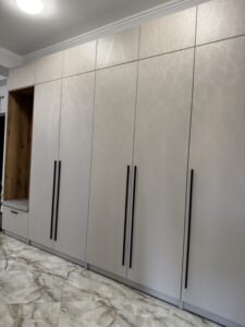 Миниатюра Шкаф встроенный в прихожую с нишей и мягким сиденьем 10
