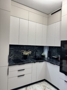 Миниатюра Кухня угловая современная с рифлёными фасадами 2