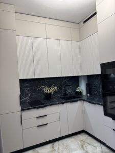 Миниатюра Кухня угловая современная с рифлёными фасадами 17