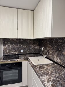 Миниатюра Кухня угловая компактная с рифлёными фасадами 9
