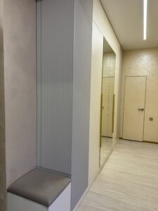 Миниатюра Шкаф распашной с зеркальными фасадами и декоративными панелями 2