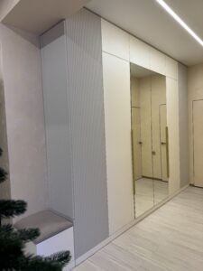 Миниатюра Шкаф распашной с зеркальными фасадами и декоративными панелями 3