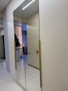 Миниатюра Шкаф распашной с зеркальными фасадами и декоративными панелями 4