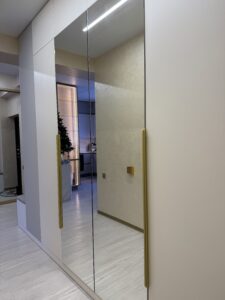 Миниатюра Шкаф распашной с зеркальными фасадами и декоративными панелями 5
