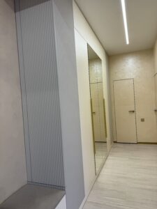 Миниатюра Шкаф распашной с зеркальными фасадами и декоративными панелями 7