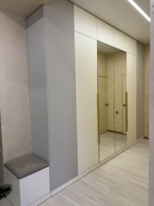 Миниатюра Шкаф распашной с зеркальными фасадами и декоративными панелями 8