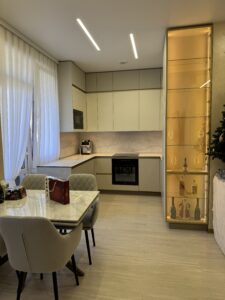 Миниатюра Кухня угловая современная с витриной и подсветкой 2
