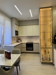 Миниатюра Кухня угловая современная с витриной и подсветкой 3