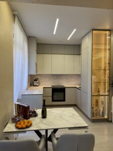 Миниатюра Кухня угловая современная с витриной и подсветкой 7