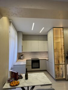 Миниатюра Кухня угловая современная с витриной и подсветкой 8