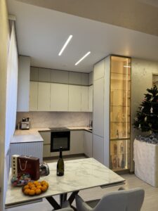 Миниатюра Кухня угловая современная с витриной и подсветкой 9