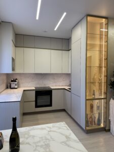 Миниатюра Кухня угловая современная с витриной и подсветкой 12