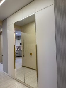 Миниатюра Шкаф распашной с зеркальными фасадами и декоративными панелями 11