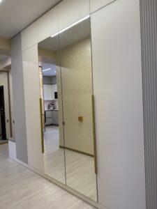 Миниатюра Шкаф распашной с зеркальными фасадами и декоративными панелями 12