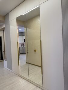 Миниатюра Шкаф распашной с зеркальными фасадами и декоративными панелями 13