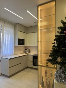 Миниатюра Кухня угловая современная с витриной и подсветкой 13