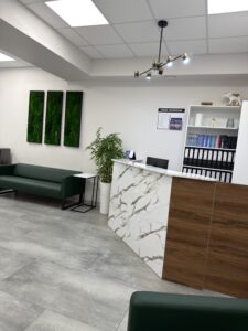 Миниатюра Стойка ресепшн с комбинированной отделкой 2